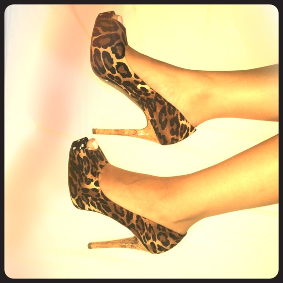 Guess Animal print and polka dot pump