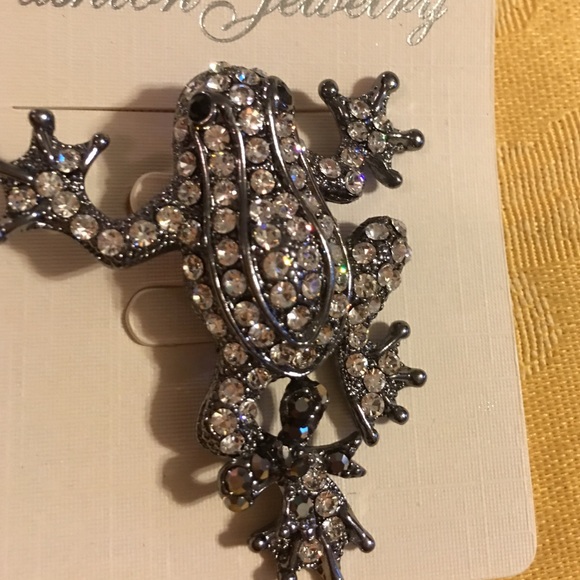 Rhinestone Frog Brooch - Picture 3 of 3