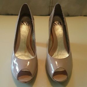 Nude peep toe pump, pattent leather. Softt brand