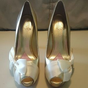 Gold peep toe pump, big bow. Hidden platform