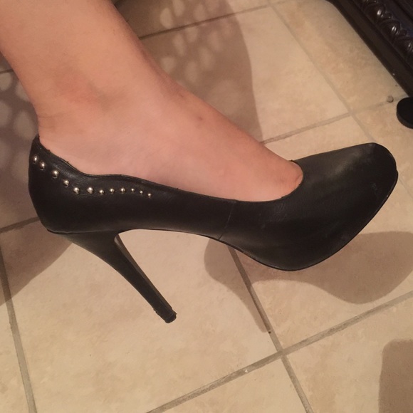 Black pumps