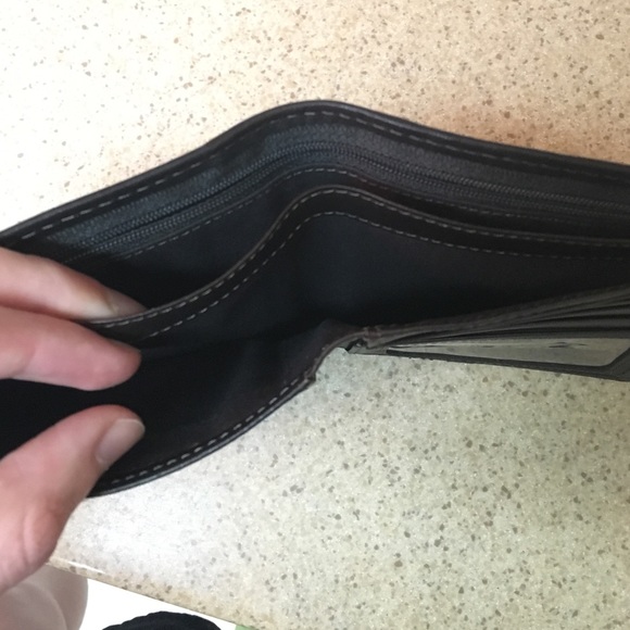 Travel items - Picture 3 of 4