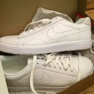 NIB Nike Tennis Classic Ultra Leather