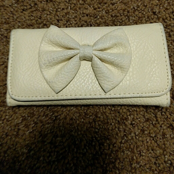 Creme bow wallet