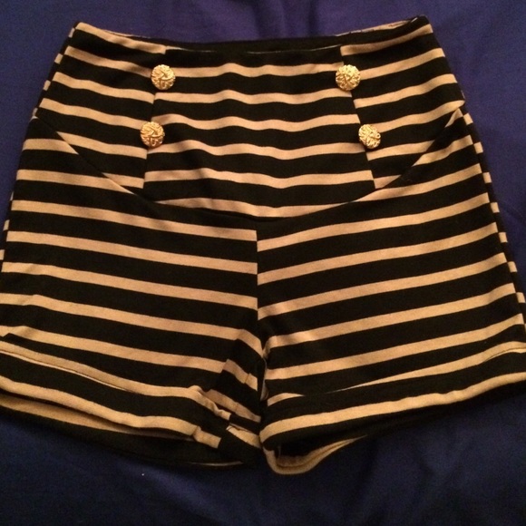 Shorts, shorts, shorts ☀️ 4 like new cute bottoms!