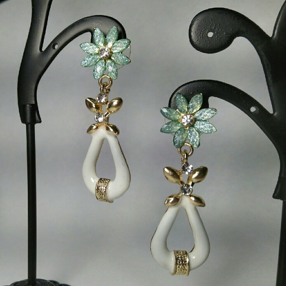 NWOT. Blue green flower dangling earrings.