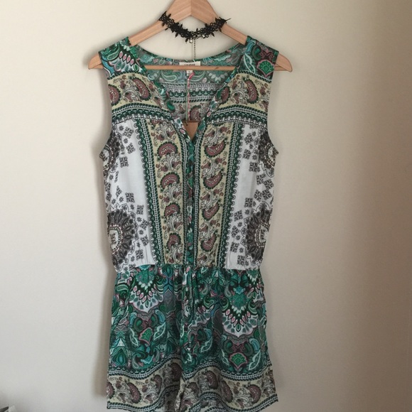 Sleeveless Green and white romper . - Picture 4 of 4