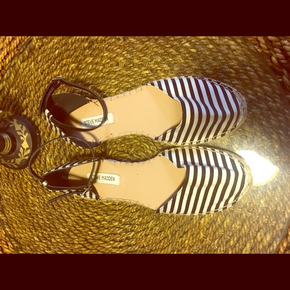 🎀Steve Madden Striped Shoes🎀 Size 10
