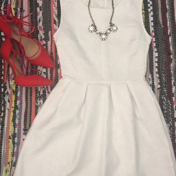 LITTLE WHITE DRESS