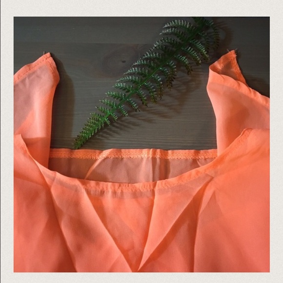 ❗one left❗️Sexy Slit Back Flowy Top - Picture 4 of 4