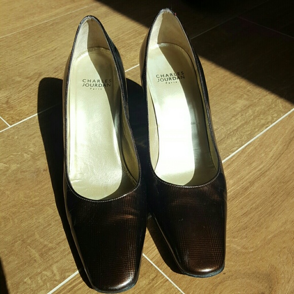 Glossy brown closed heels