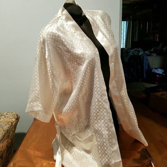 White Detailed Thigh Length Robe With Tie - Picture 1 of 4