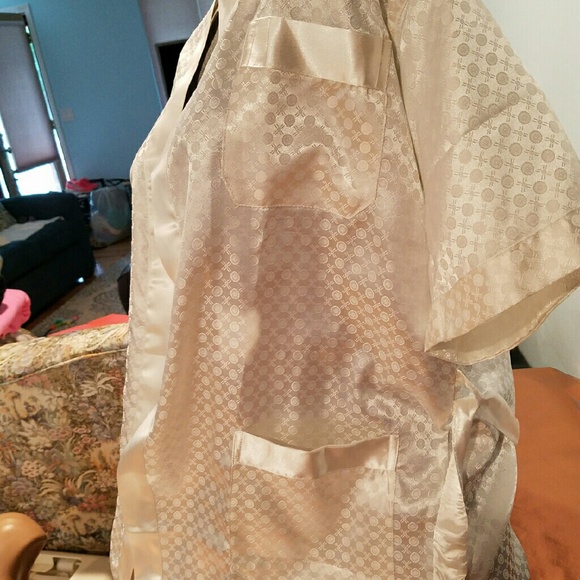 White Detailed Thigh Length Robe With Tie - Picture 2 of 4