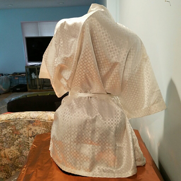 White Detailed Thigh Length Robe With Tie - Picture 4 of 4
