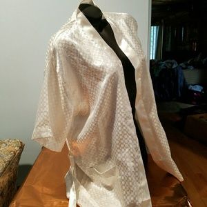 White Detailed Thigh Length Robe With Tie