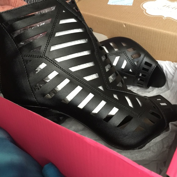 Heels - Picture 2 of 3