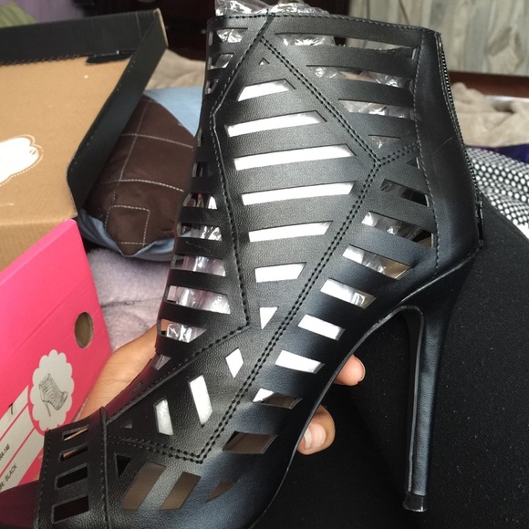 Heels - Picture 3 of 3