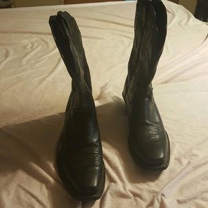 Black Ariat cowboy boots