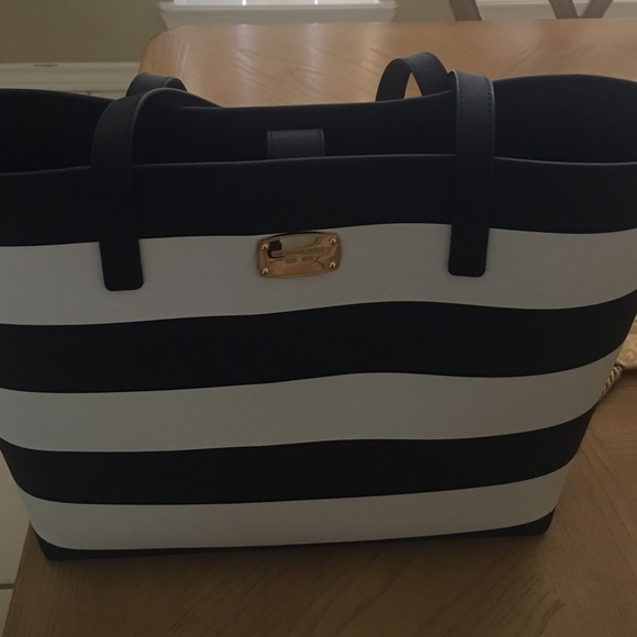 Michael Kors Handbags - I HOUR SakE Michael kors jet set tote.