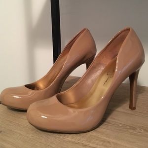 Jessica Simpson nude patent leather pump
