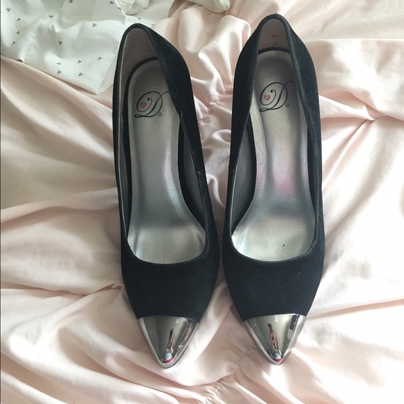 Black pumps with metallic pointed toe