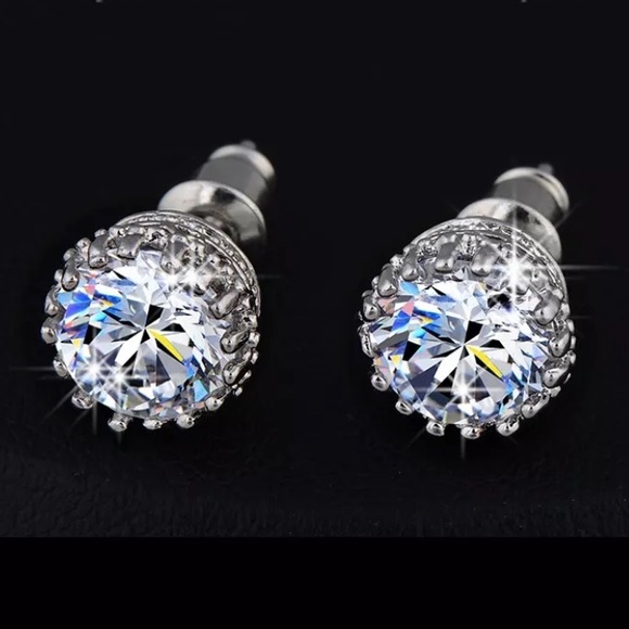 SOLD OUT 🎉🎉🎉 18k White Gold Plated Ear Stud - Picture 3 of 4