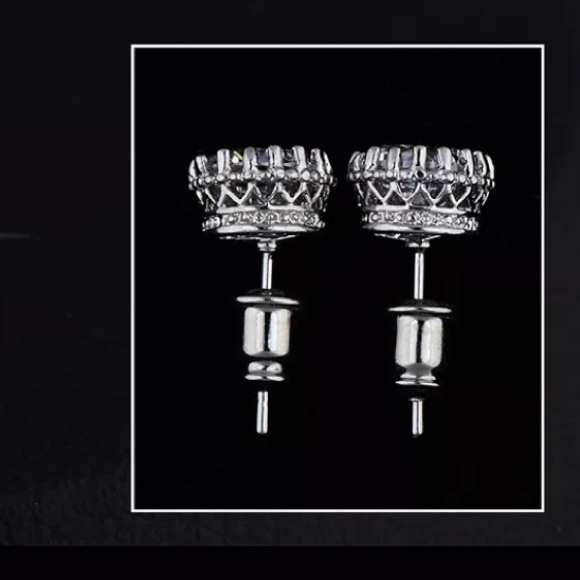 SOLD OUT 🎉🎉🎉 18k White Gold Plated Ear Stud - Picture 4 of 4