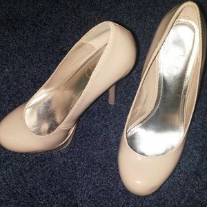 Nude Pumps