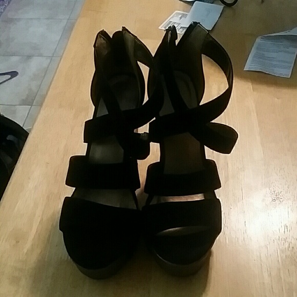 Black strappy wedges