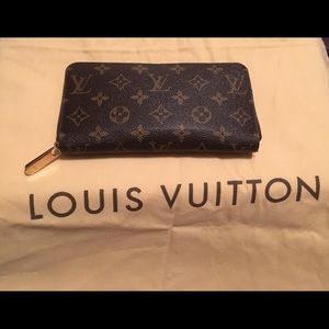 The legendary monogram Louis Vuitton Zippy wallet