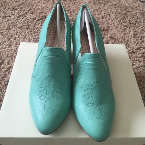 BRAND NEW teal heels! - Picture 1 of 2