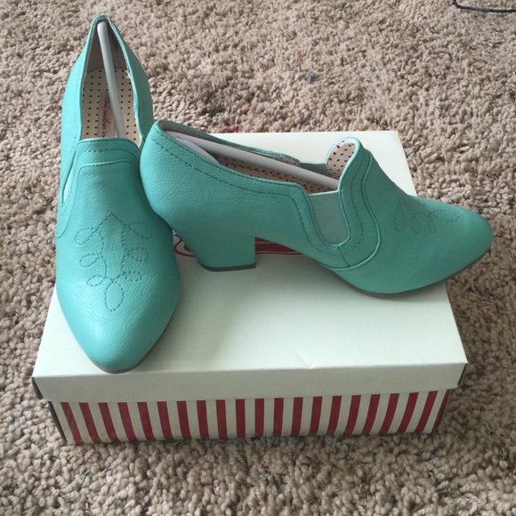 BRAND NEW teal heels! - Picture 2 of 2