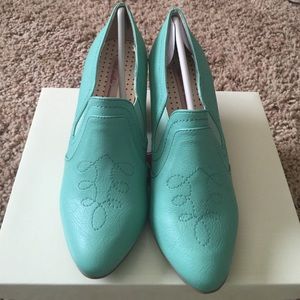 BRAND NEW teal heels!