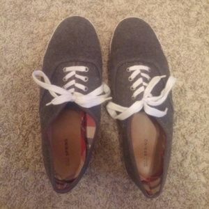 Adorable grey size 8.5 sneakers