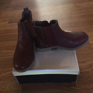 Burgundy sparkly ankle boots! Brand new.