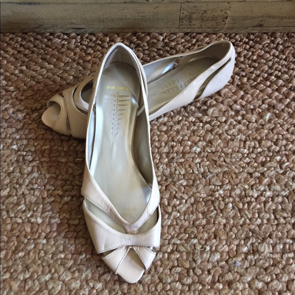 NWOB BRONX LEATHER CUTOUT FLATS NUDE BLUSH 8.5 39