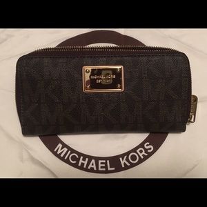 Michael Kors Zipper wallet