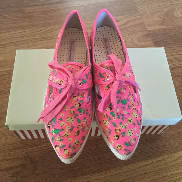 Hot pink tennis-shoes! Brand new - Picture 2 of 4