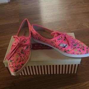 Hot pink tennis-shoes! Brand new