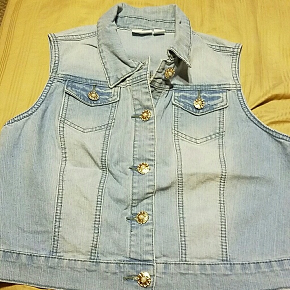 Denim vest with pearl buttons