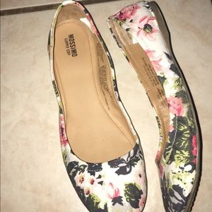 FLORAL FLATS