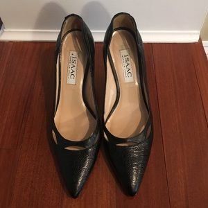 Isaac Black detailed Pumps