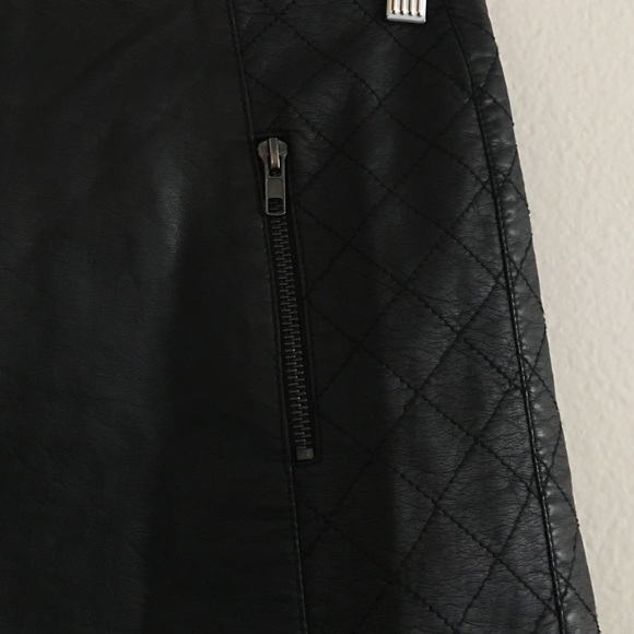 🌸 Vegan Leather Quilted Skirt - Picture 3 of 4