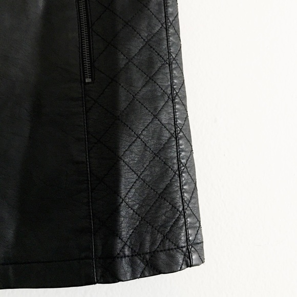 🌸 Vegan Leather Quilted Skirt - Picture 2 of 4