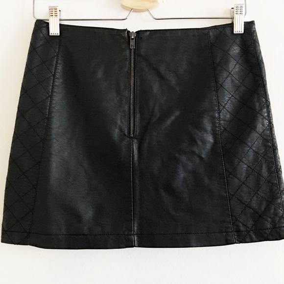🌸 Vegan Leather Quilted Skirt - Picture 4 of 4