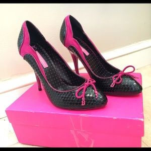 Betsy Johnson fuchsia and black heels - size 8