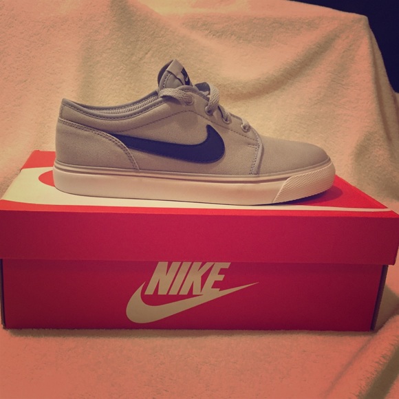 Nike Shoes - Nike toki low canvas
