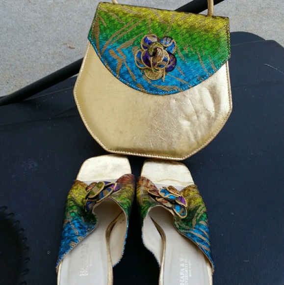 I am selling a pair of shoes with the purse.