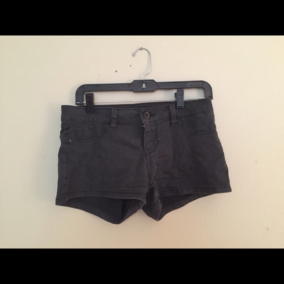 GUESS Shorts - Picture 2 of 3