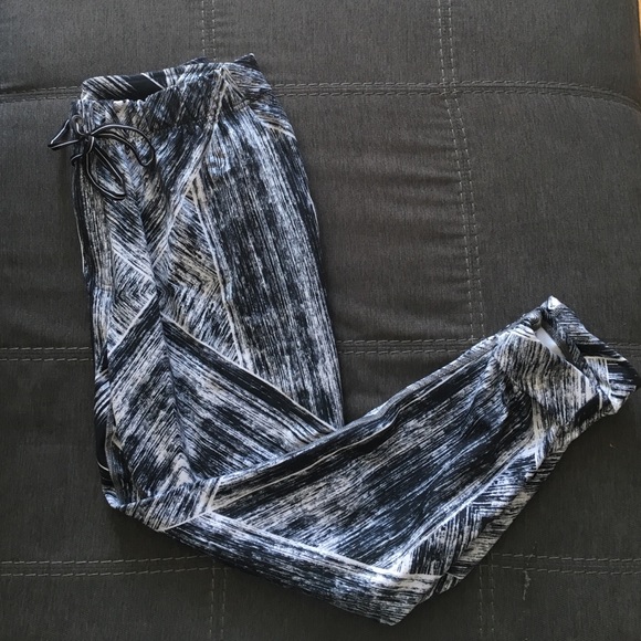 Lululemon Jet Crop "Full-On Luxtreme" pants